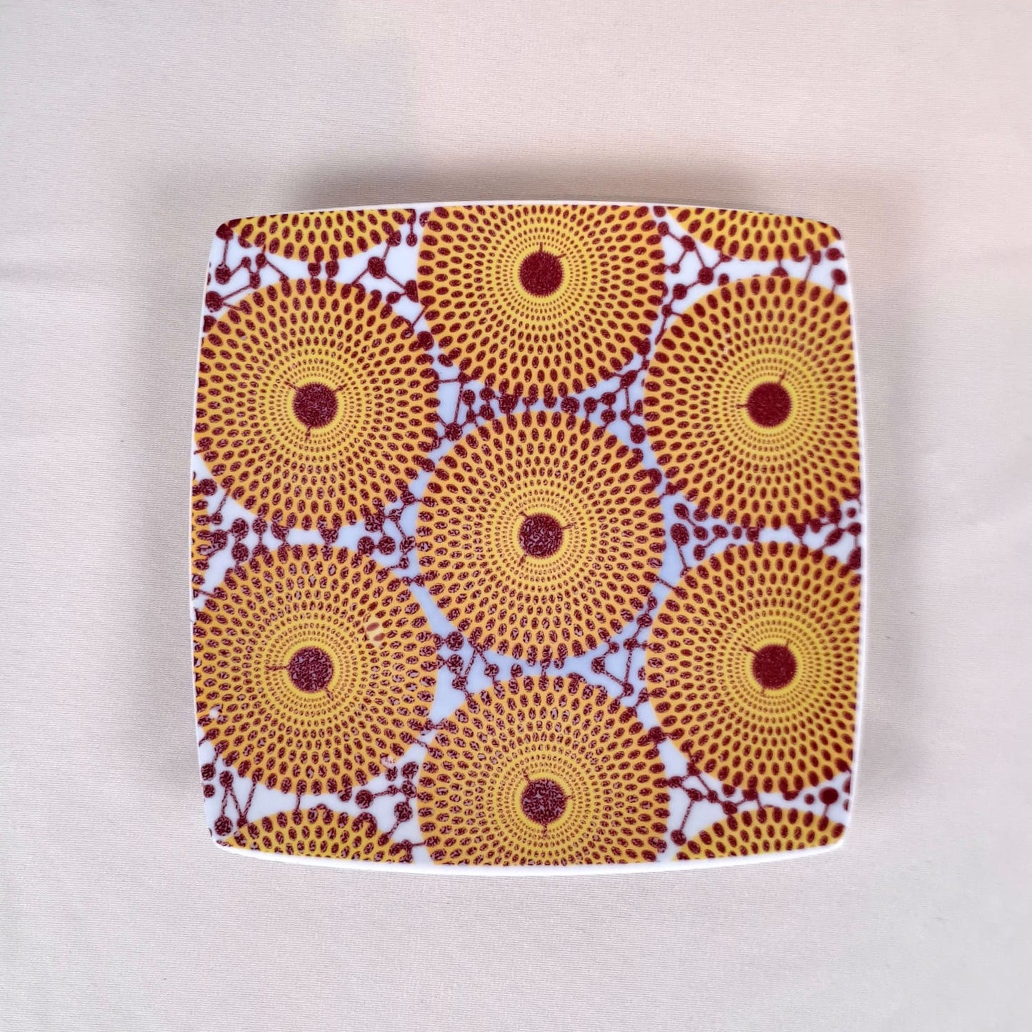 Coffret d'assiettes en porcelaine Française fabriquées à la demande avec  carrées motif plein wax d'Afrique Gammaphone dans coffret de 6