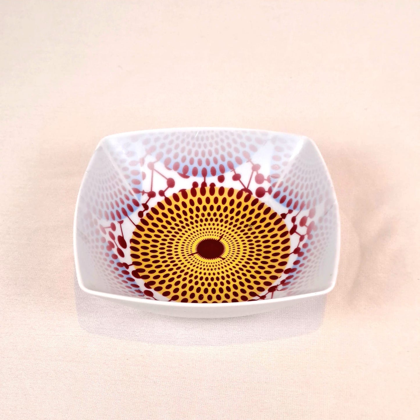 Coffret d'assiettes en porcelaine Française fabriquées à la demande avec  carrées motif plein wax d'Afrique Gammaphone dans coffret de 6