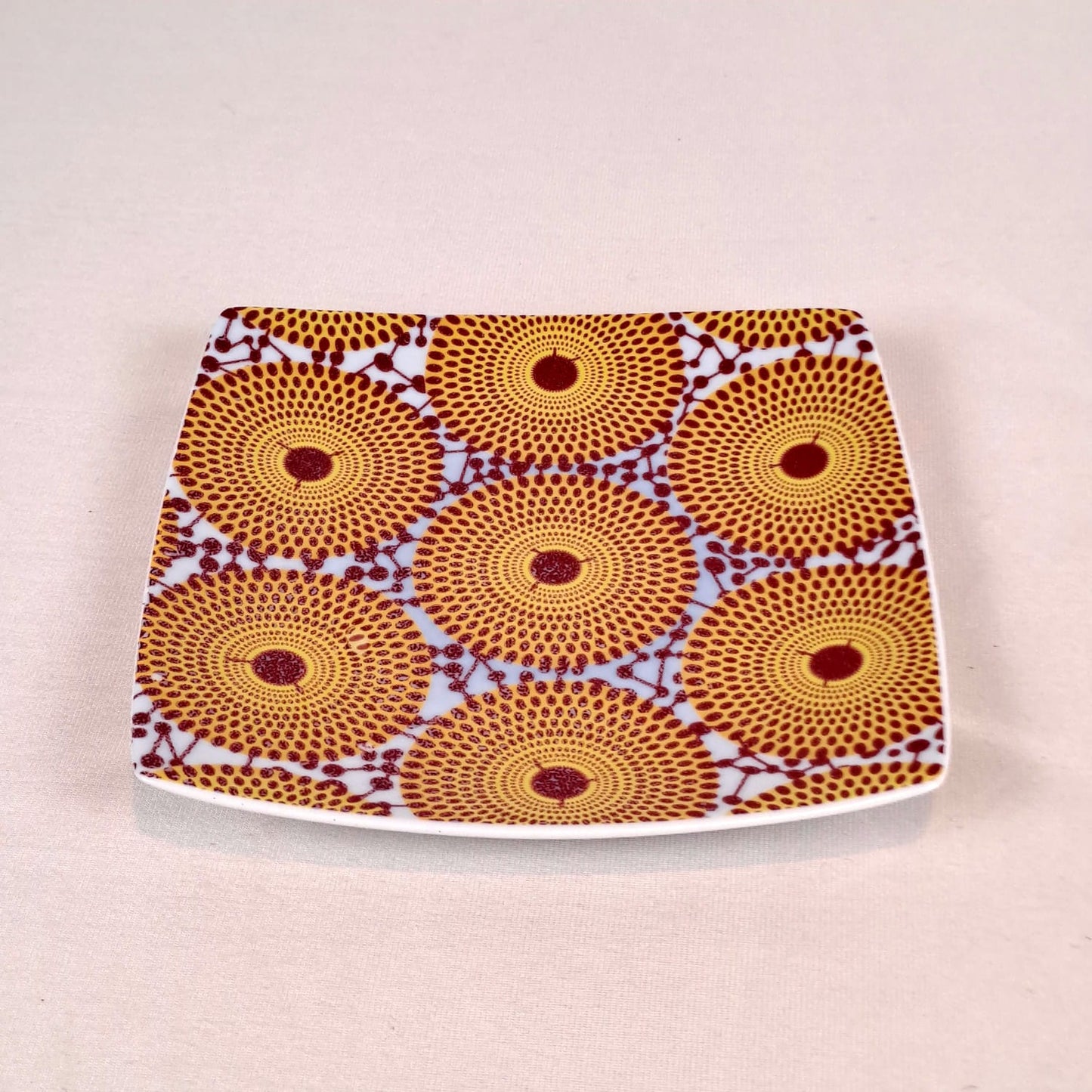 Coffret d'assiettes en porcelaine Française fabriquées à la demande avec  carrées motif plein wax d'Afrique Gammaphone dans coffret de 6