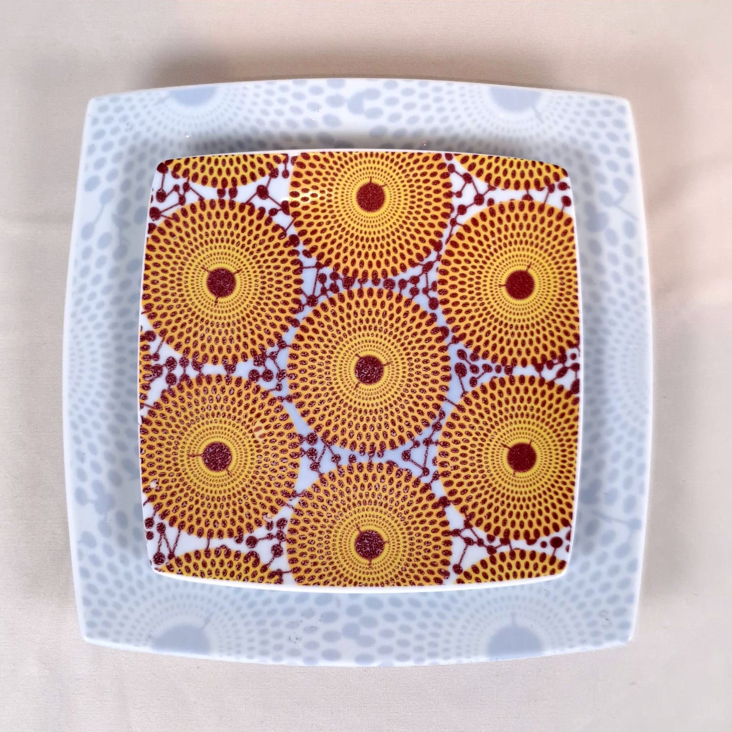 Coffret d'assiettes en porcelaine Française fabriquées à la demande avec  carrées motif plein wax d'Afrique Gammaphone dans coffret de 6