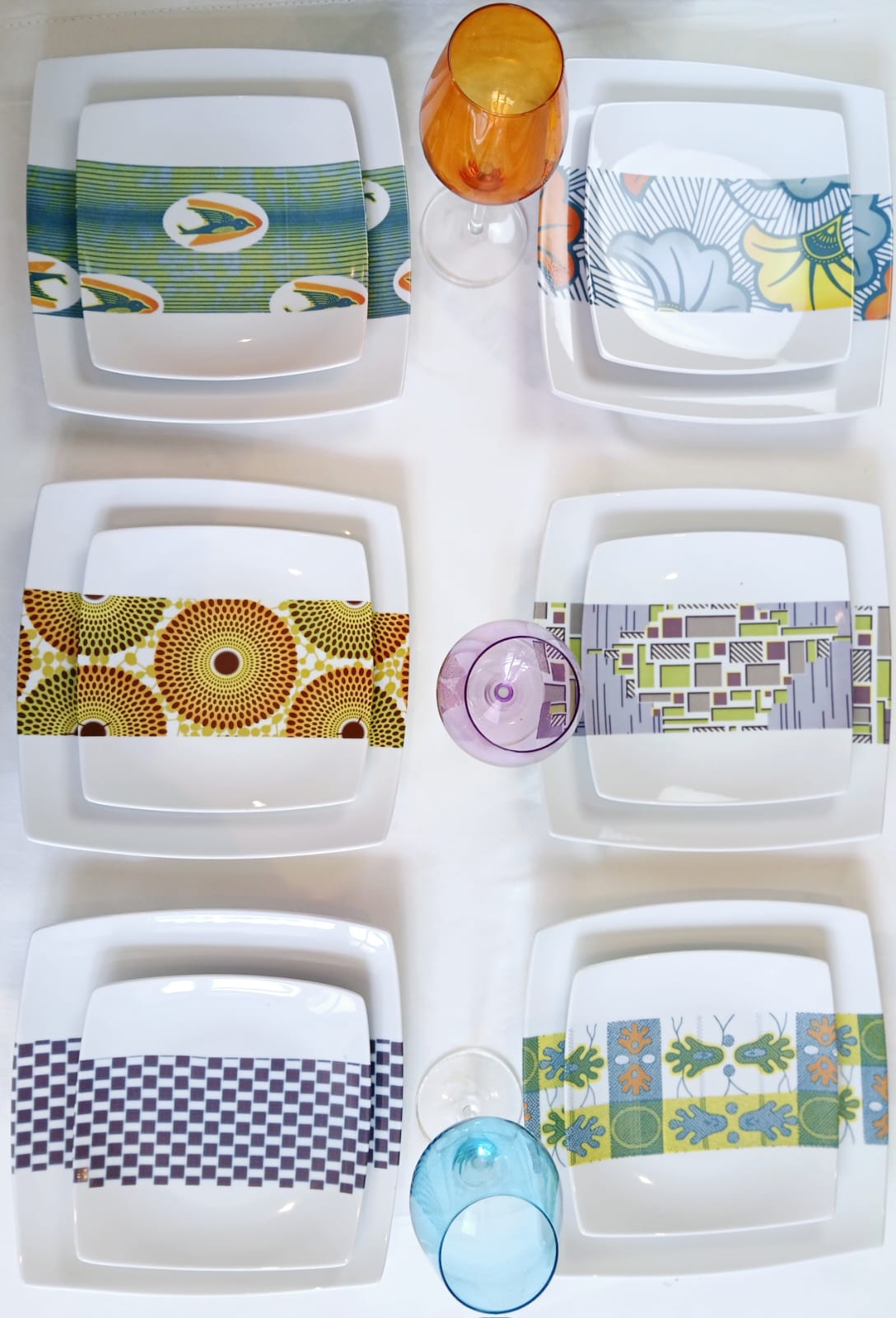 Coffret d'assiettes carrées en porcelaine fine Française fabriquées à la demande avec motif bande WAX d'afrique "Gammaphone" dans coffret de 12