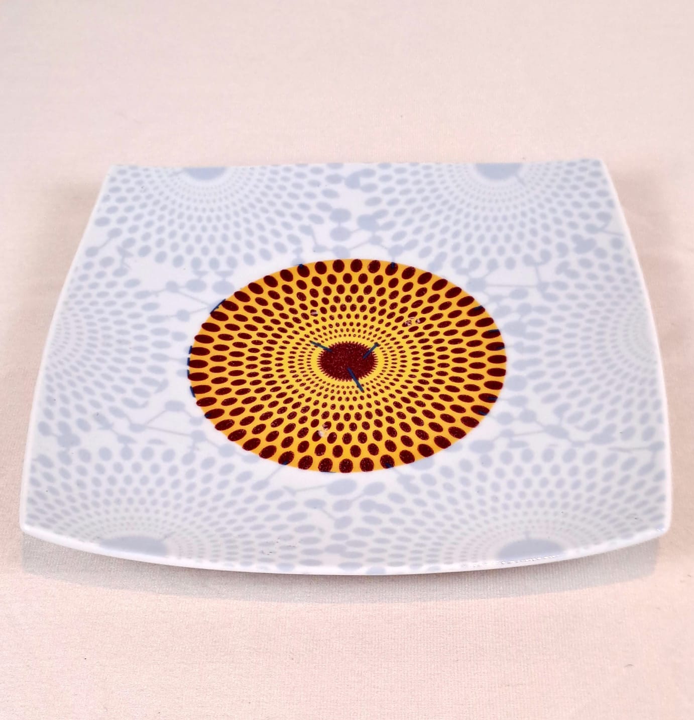 Coffret d'assiettes en porcelaine Française fabriquées à la demande avec  carrées motif plein wax d'Afrique Gammaphone dans coffret de 6