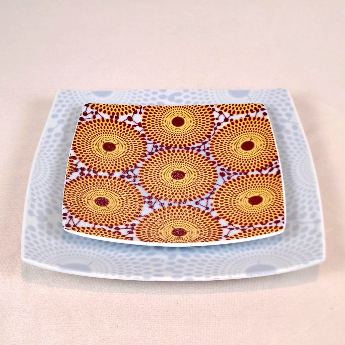 Coffret d'assiettes en porcelaine Française fabriquées à la demande avec  carrées motif plein wax d'Afrique Gammaphone dans coffret de 6