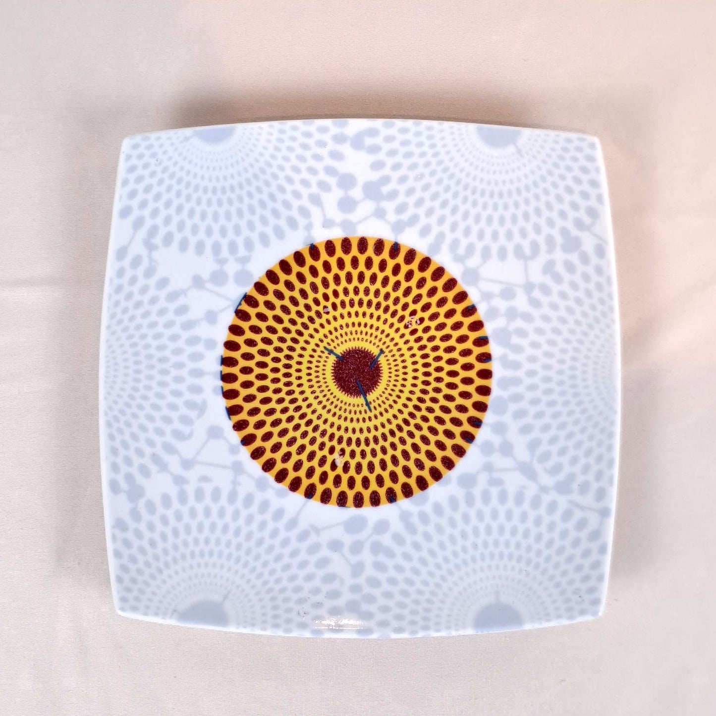 Coffret d'assiettes en porcelaine Française fabriquées à la demande avec  carrées motif plein wax d'Afrique Gammaphone dans coffret de 6