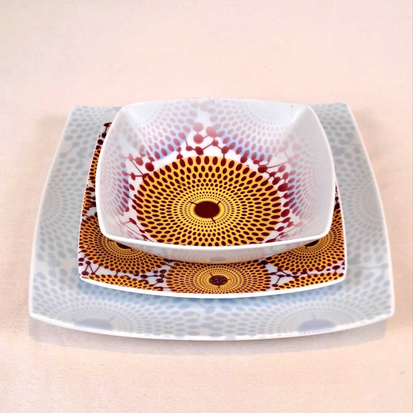Coffret d'assiettes en porcelaine Française fabriquées à la demande avec  carrées motif plein wax d'Afrique Gammaphone dans coffret de 6