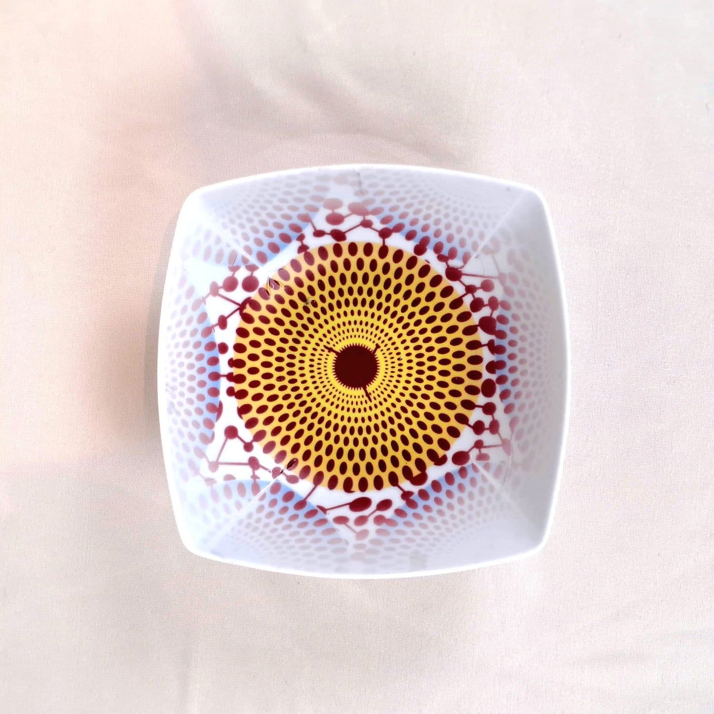 Coffret d'assiettes en porcelaine Française fabriquées à la demande avec  carrées motif plein wax d'Afrique Gammaphone dans coffret de 6