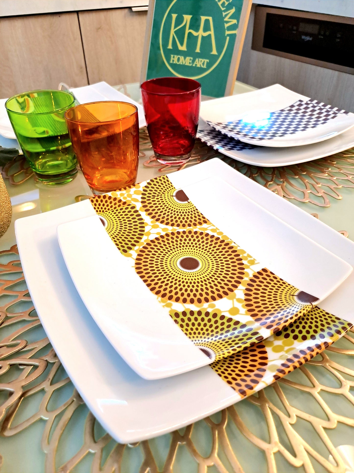 Coffret d'assiettes carrées en porcelaine fine Française fabriquées à la demande avec motif bande WAX d'afrique "Gammaphone" dans coffret de 12