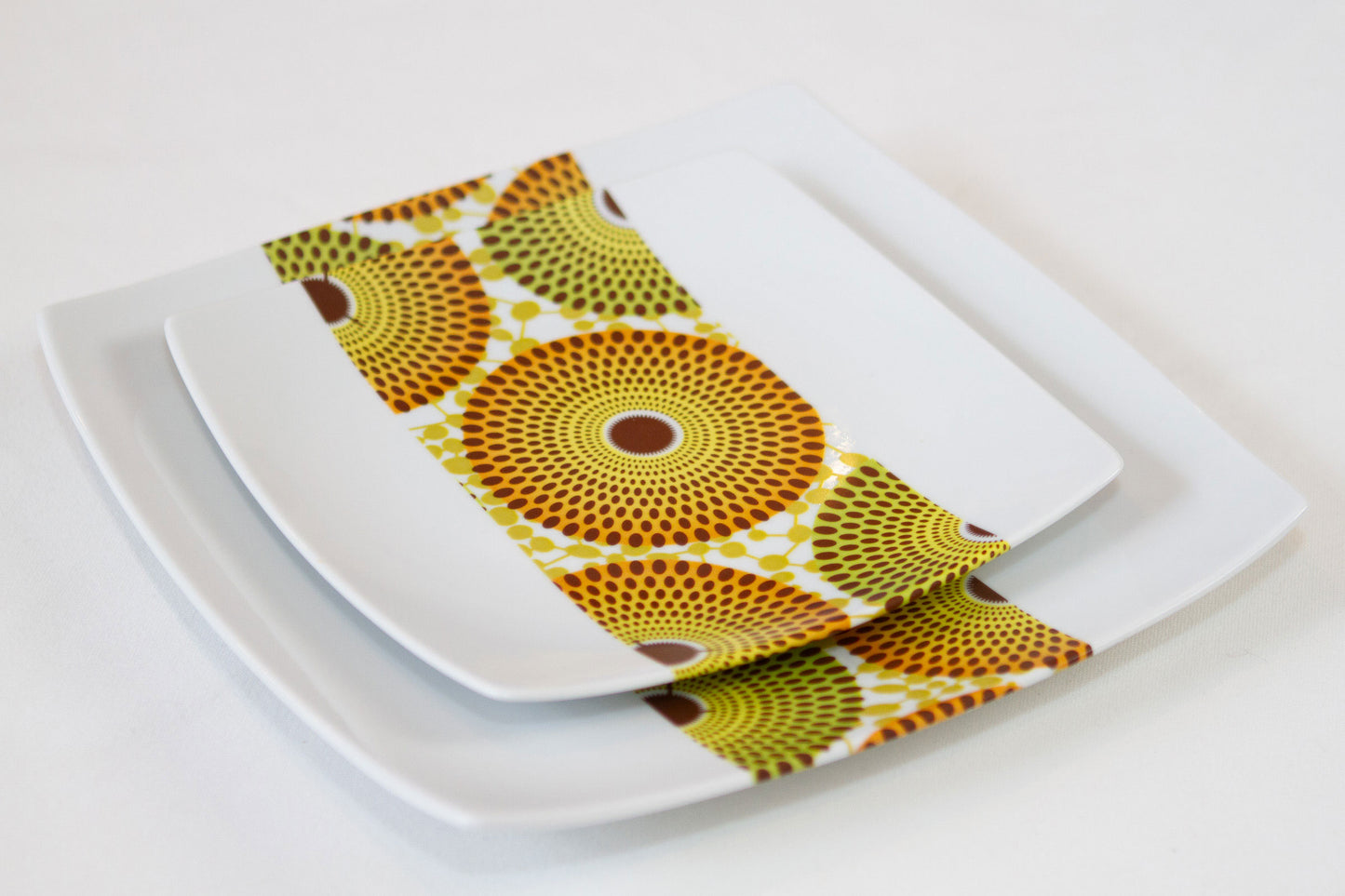 Coffret d'assiettes carrées en porcelaine fine Française fabriquées à la demande avec motif bande WAX d'afrique "Gammaphone" dans coffret de 12