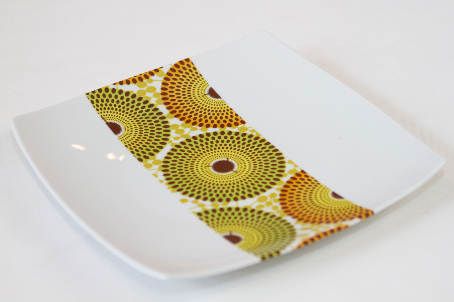 Coffret d'assiettes carrées en porcelaine fine Française fabriquées à la demande avec motif bande WAX d'afrique "Gammaphone" dans coffret de 12