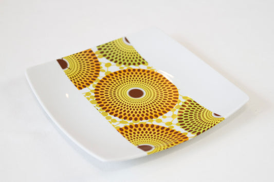 Coffret d'assiettes carrées en porcelaine fine Française fabriquées à la demande avec motif bande WAX d'afrique "Gammaphone" dans coffret de 12