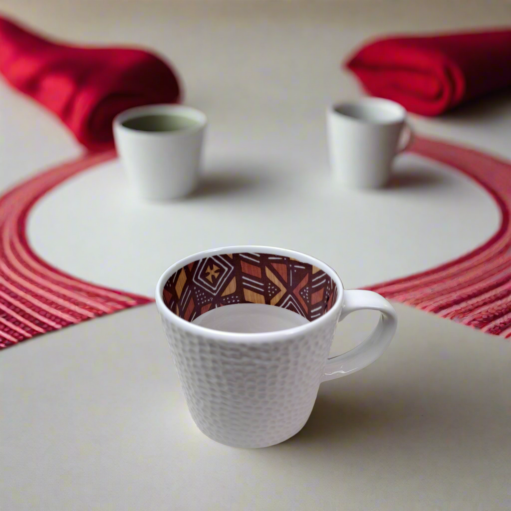 Mug en porcelaine fine Française fabriquées à la demande grenaillé à l'extérieur, motif intérieur Ethnique d'Afrique "Bogolan" à l'intérieur