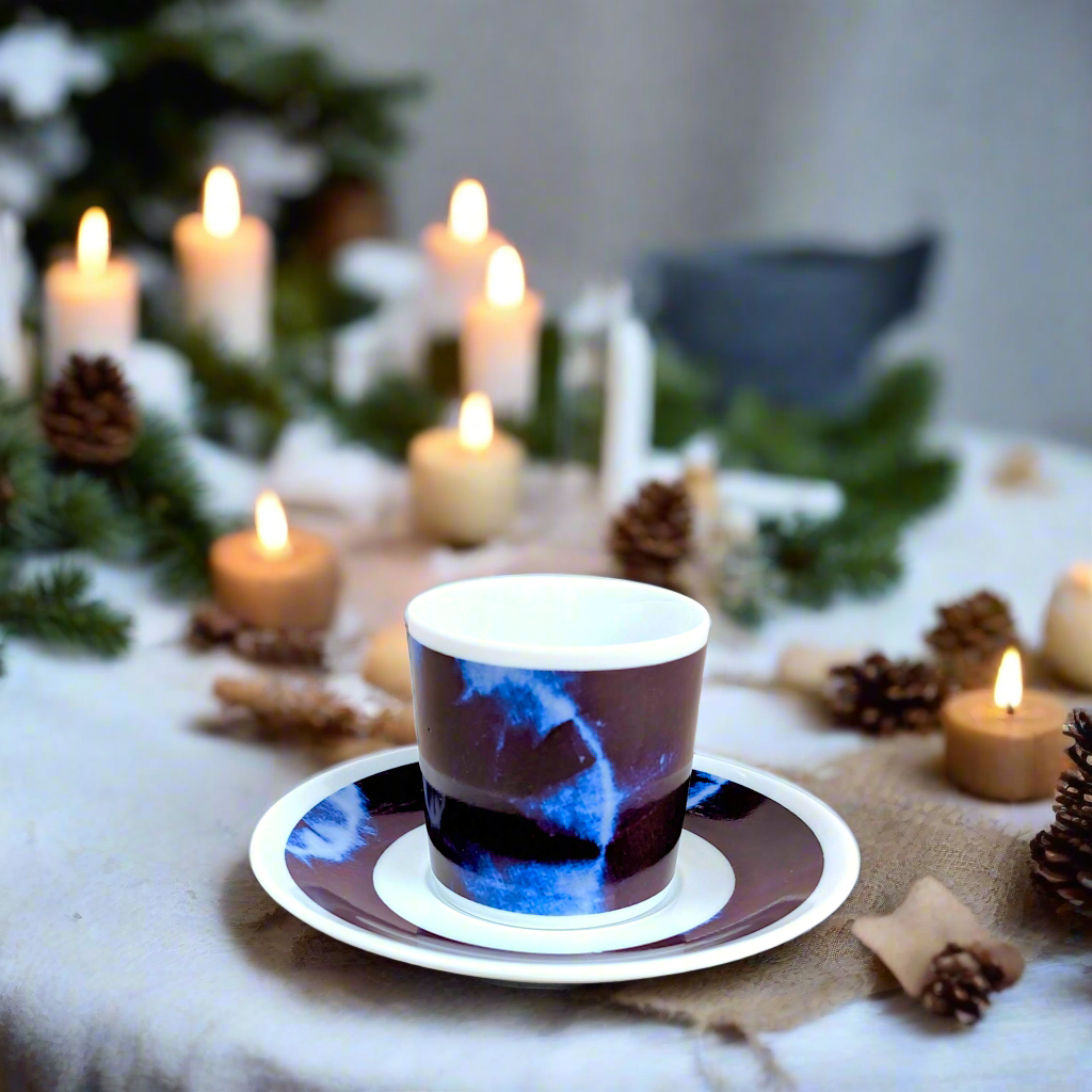 Coffret petit déjeuner en porcelaine fine française, orné d’un motif indigo, composé d'une petite assiette, d'une tasse à café et d'un MUG, présentés dans une boîte prestige.