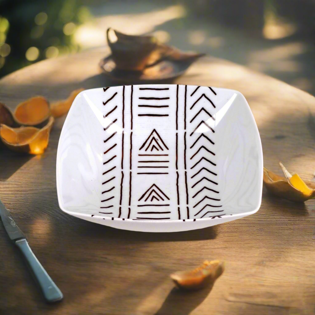 Coffret d'assiettes carrées en porcelaine fine Française fabriquées à la demande avec motif bande ethnique d'Afrique "#kente ou Kita" 4 du Ghana et Togo, présenté dans un coffret de 6 assiettes.