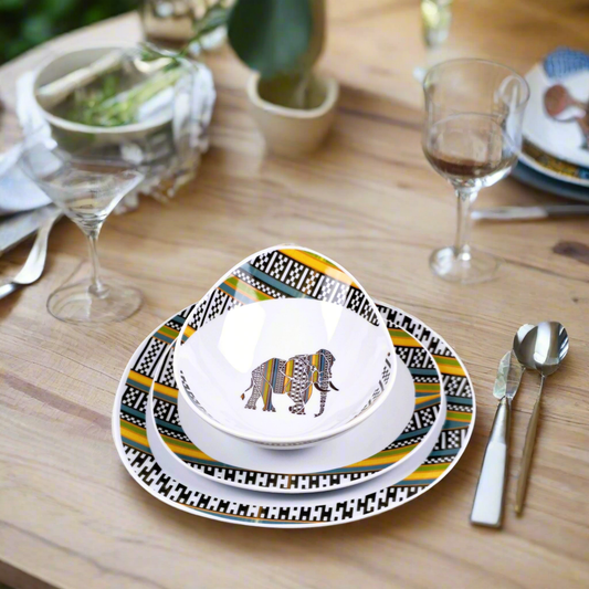 Coffret d'assiettes ovales en porcelaine fine Française fabriquées à la demande avec motif anneau tribal "tera tera", "kounta" "Kanta" dans coffret de 6 assiettes