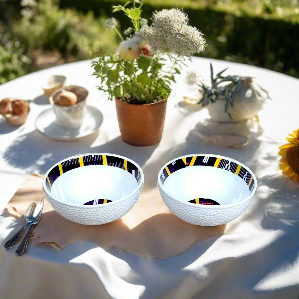 Coffret petit déjeuner en porcelaine fine française, orné d’un motif Baoulé de Côte d’Ivoire, composé d'une petite assiette, d'un grand bol et d'un MUG, présentés dans une boîte prestige.
