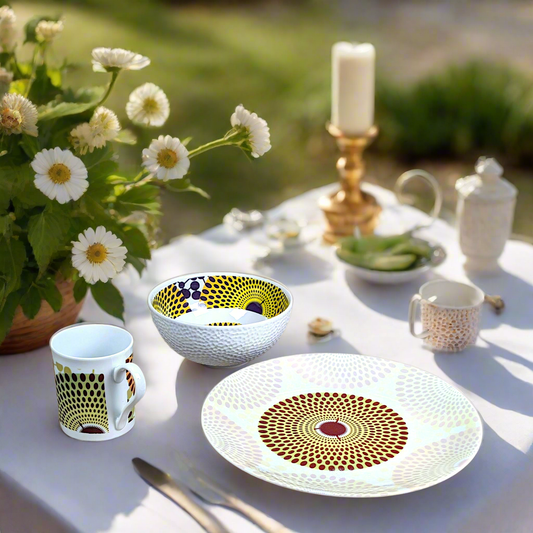 Coffret petit déjeuner en porcelaine fine française, orné d’un motif WAX "Gamma phone", composé d'une petite assiette, d'un grand bol et d'un MUG, présentés dans une boîte prestige.