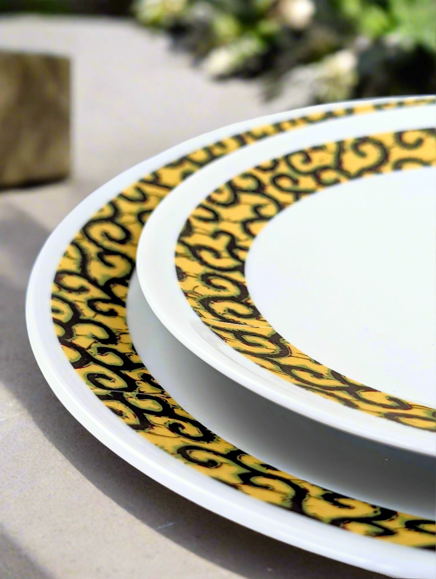 Coffret d'assiettes rondes en porcelaine fine Française fabriquées à la demande avec motif anneaux fins WAX d'afrique "Macaroni ou Conseiller" jaune dans coffret de 6 assiettes.