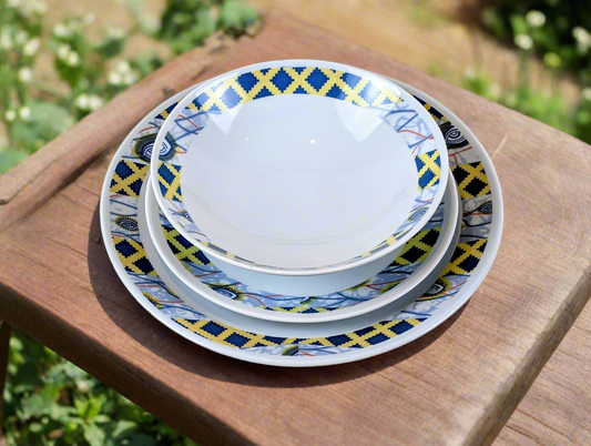 Coffret d'assiettes rondes en porcelaine fine Française fabriquées à la demande avec motif anneaux fins WAX d'afrique"Oeil de ma co-épouse" dans coffret de 6