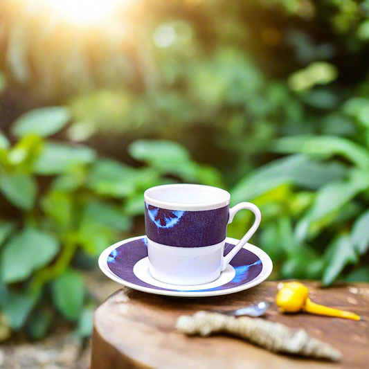 Tasse à Café en porcelaine fine Française fabriquée à la demande avec soucoupe motif ethnique africain  "indigo" bleu