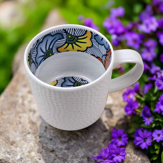 Mug en porcelaine fine Française grenaillé à l'extérieur, motif wax d'Afrique "Fleurs de Mariage" à l'intérieur