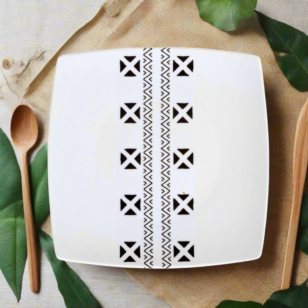 Coffret d'assiettes carrées en porcelaine fine Française fabriquées à la demande avec motif bande ethnique d'Afrique "#kente ou Kita du Ghana et Togo, présenté dans un coffret de 6 assiettes.