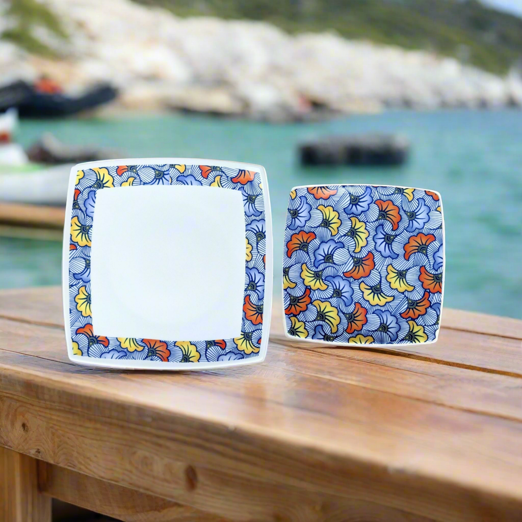 Coffret d'assiettes en porcelaine fine Française fabriquées à la demande avec motif anneau combiné WAX d'afrique "Fleurs de Mariage" bleu dans coffrets de 12