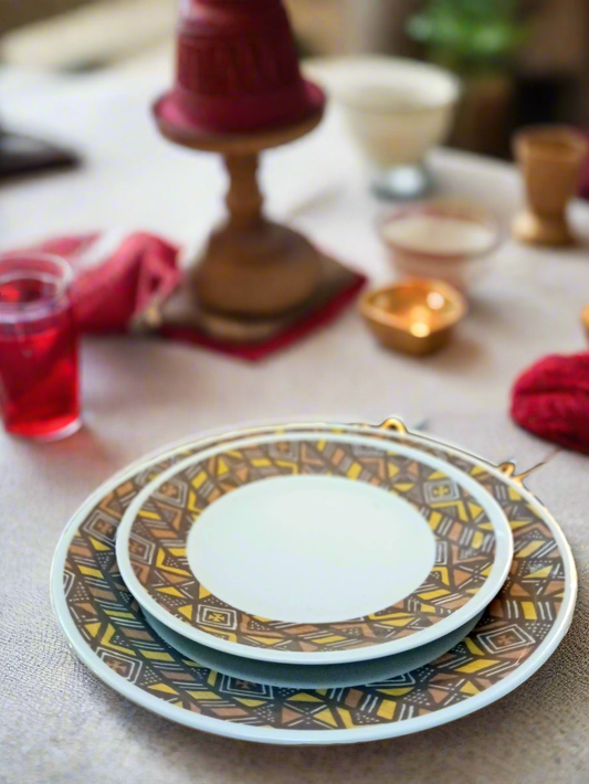 Coffret d'assiettes rondes en porcelaine fine Française fabriquées à la demande avec  motif anneaux larges Ethnique d'Afrique "Bogolan" dans coffret de 6