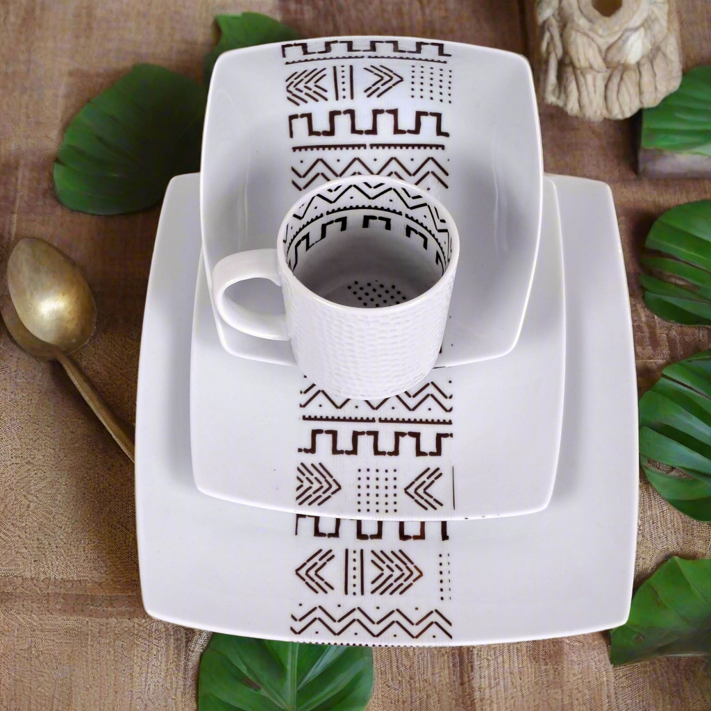 Coffret d'assiettes carrées en porcelaine fine Française fabriquées à la demande avec motif bande ethnique d'Afrique "#kente ou Kita" 2 du Ghana et Togo, présenté dans un coffret de 6 assiettes.