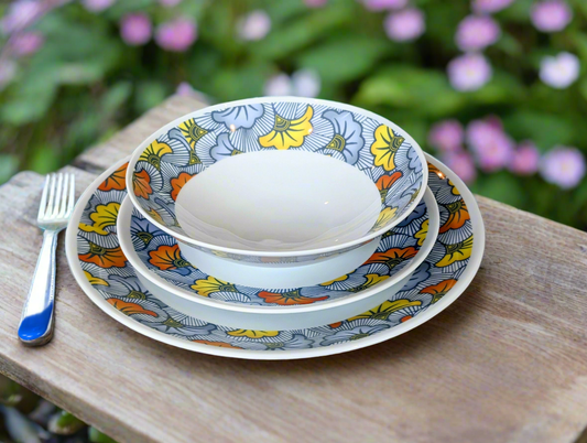 Coffret d'assiettes en porcelaine fine Française fabriquées à la demande avec motif anneaux larges "Fleurs de Mariage" dans coffret de 6