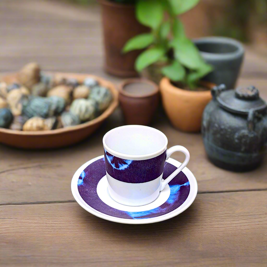 Tasse à Café en porcelaine fine Française fabriquée à la demande avec soucoupe motif ethnique africain "indigo" bleu