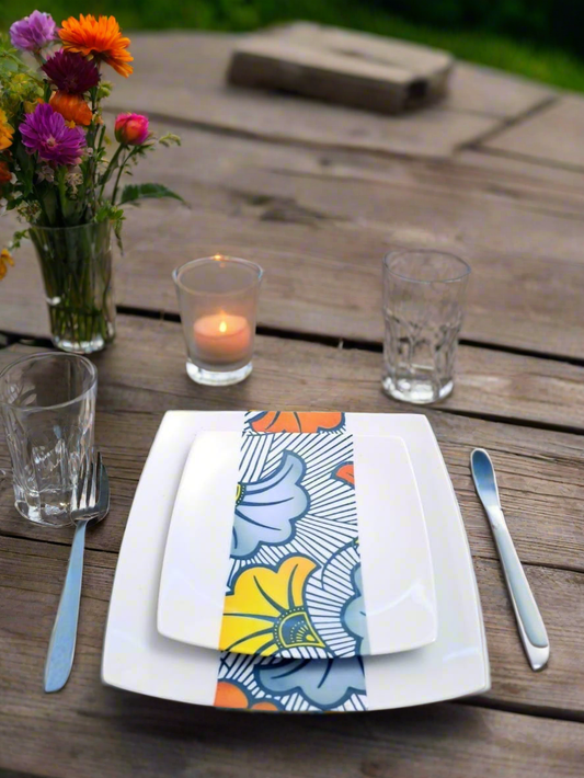 Coffret d'assiettes en porcelaine fine Française fabriquées à la demande avec motif bande WAX d'afrique "Grandes Fleurs de Mariage" dans coffret de 12