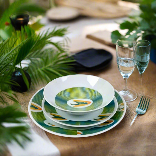 Assiettes en porcelaine fine – Motif africain WAX 'Hirondelles' – Fabrication française personnalisée