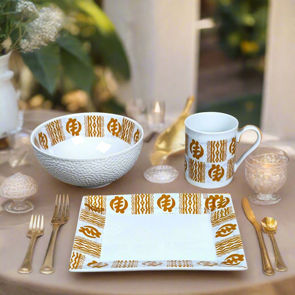 Coffret petit déjeuner en porcelaine fine française, orné d’un motif Ethnique "Adinkra" de Côte d'Ivoire, composé d'une petite assiette, d'un bol et d'un MUG, présentés dans une boîte prestige.