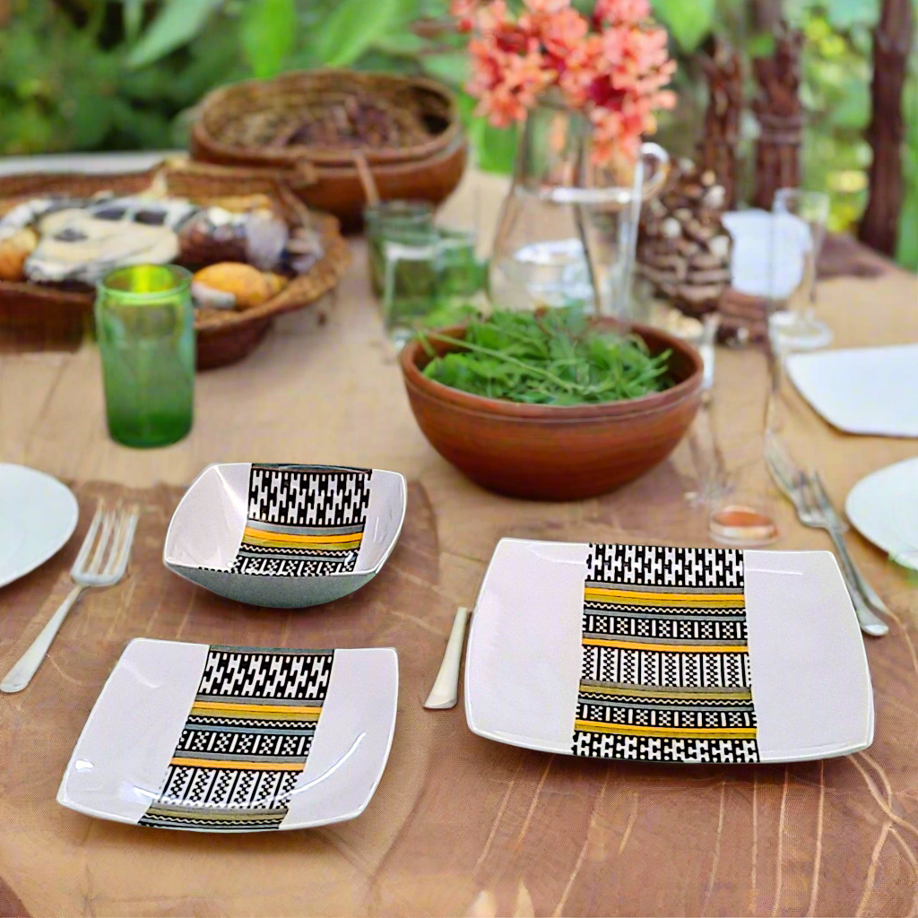 Coffret d'assiettes carrées en porcelaine fine Française fabriquées à la demande avec motif bande ethnique d'Afrique "Kounta" ou "Kanta" du Niger, présenté dans un coffret de 6 assiettes