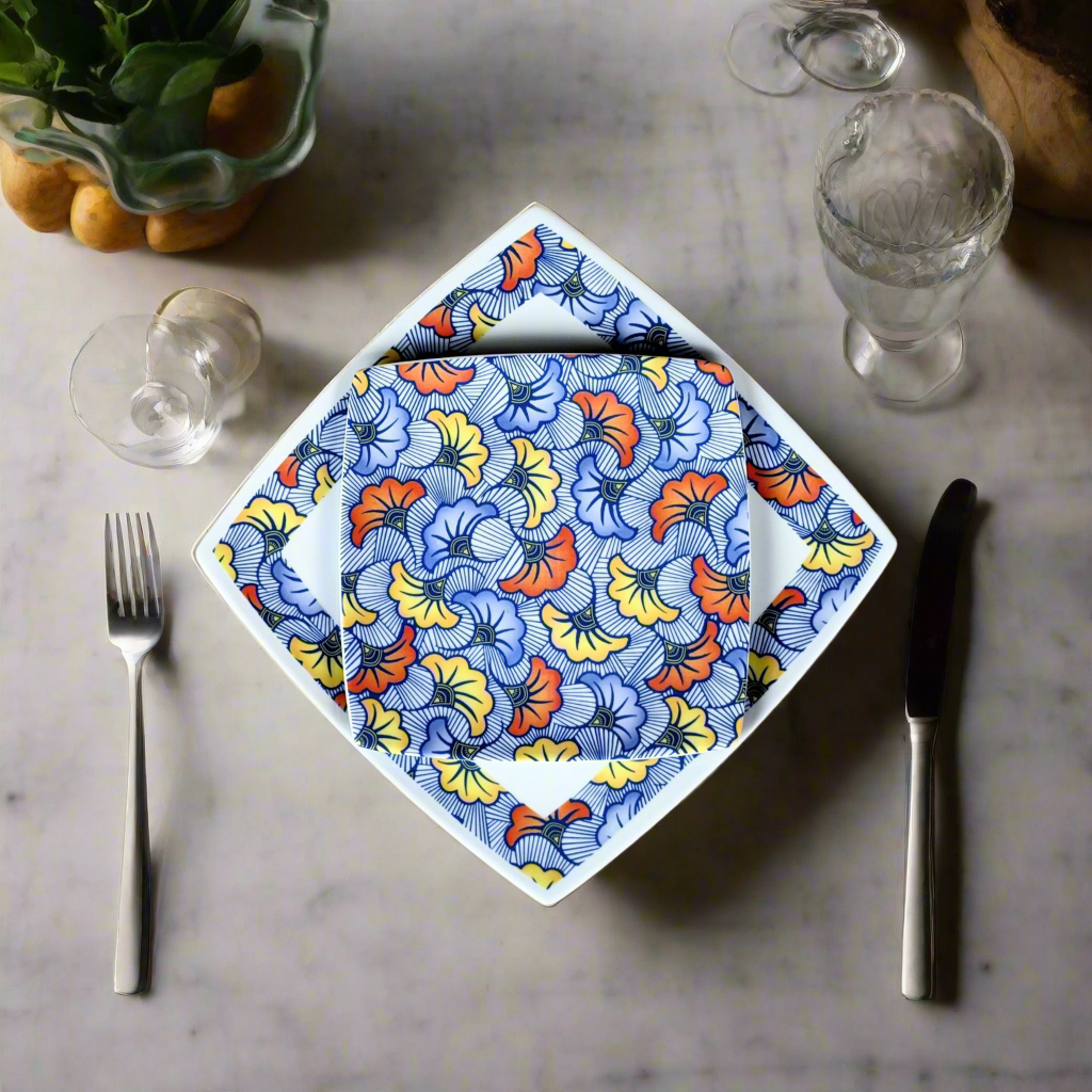 Coffret d'assiettes en porcelaine fine Française fabriquées à la demande avec motif anneau combiné WAX d'afrique "Fleurs de Mariage" bleu dans coffrets de 12