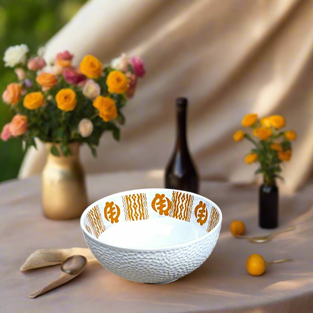 Coffret petit déjeuner en porcelaine fine française, orné d’un motif Ethnique "Adinkra" de Côte d'Ivoire, composé d'une petite assiette, d'un bol et d'un MUG, présentés dans une boîte prestige.