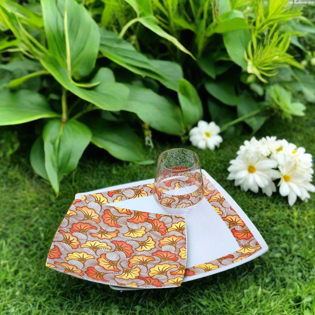Coffret d'assiettes en porcelaine fine Française fabriquées à la demande avec motif anneau combiné WAX d'afrique "Fleurs de Mariage" ocre dans coffrets de 12