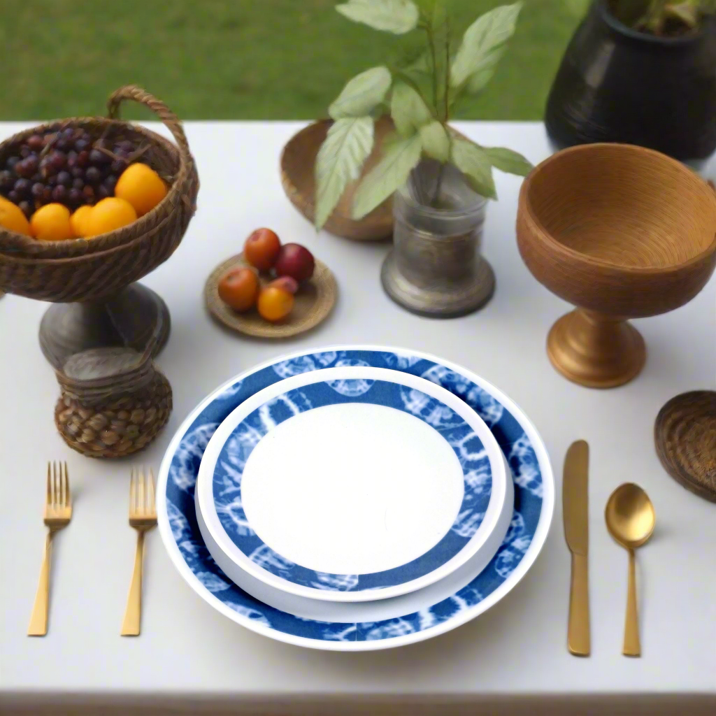 Coffret d'assiettes rondes en porcelaine fine Française fabriquées à la demande avec motif anneaux larges ethnique d'Afrique "Indigo" bleu dans coffret de 6 assiettes