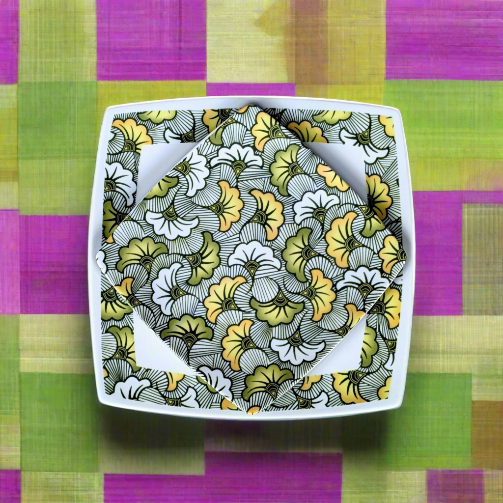 Coffret d'assiettes en porcelaine fine Française fabriquées à la demande avec motif anneau combiné WAX d'afrique "Fleurs de Mariage" vertes dans coffrets de 12