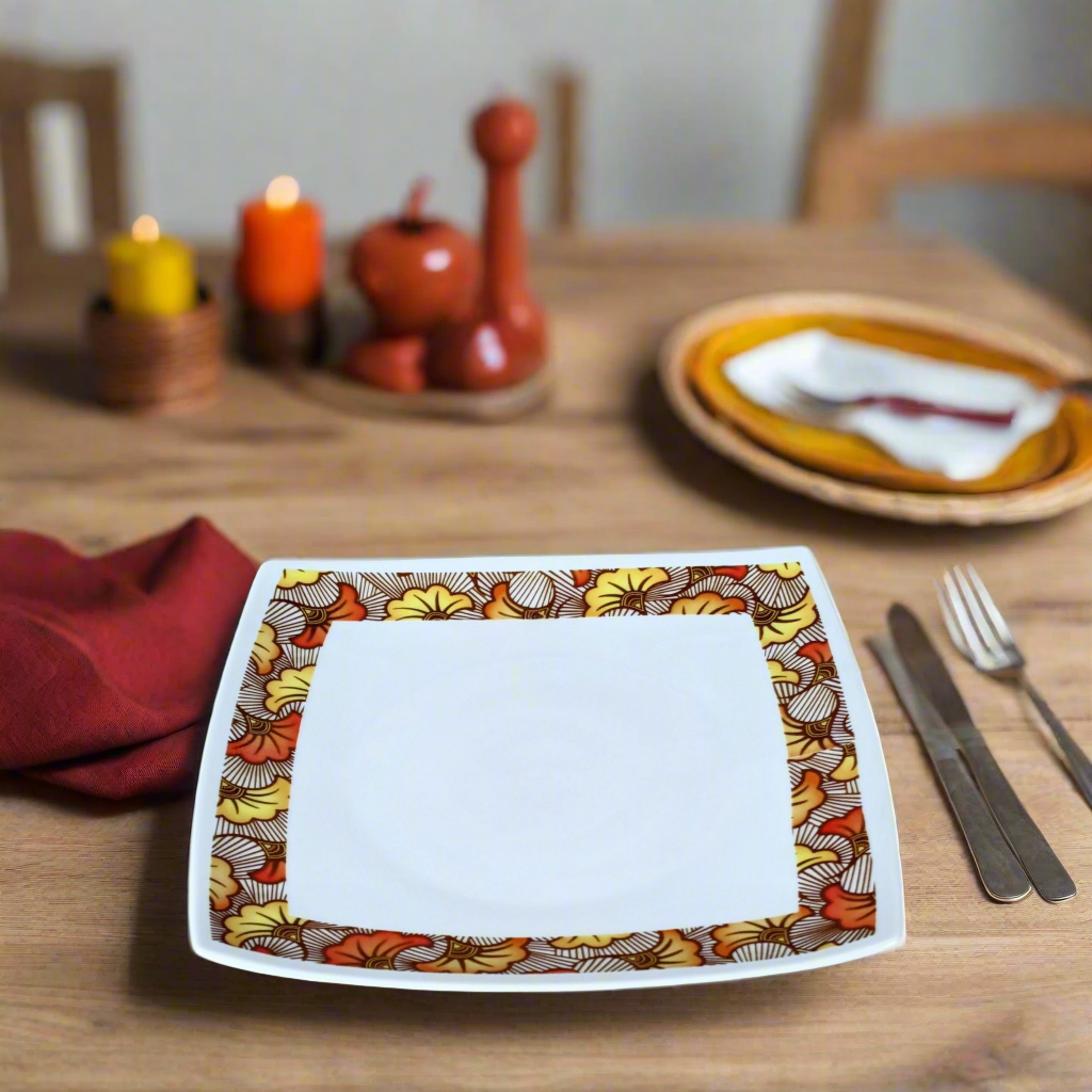 Coffret d'assiettes en porcelaine fine Française fabriquées à la demande avec motif anneau combiné WAX d'afrique "Fleurs de Mariage" ocre dans coffrets de 12