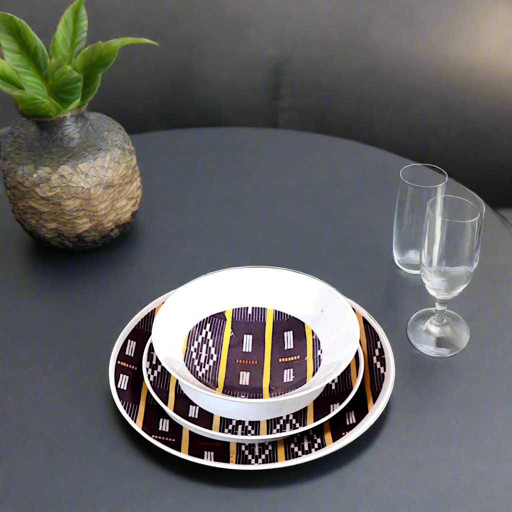 Coffret d'assiettes rondes en porcelaine fine Française fabriquées à la demande avec motif anneaux larges Ethnique d'Afrique "Baoulé" de Côte d'Ivoire dans coffret de 6 assiettes