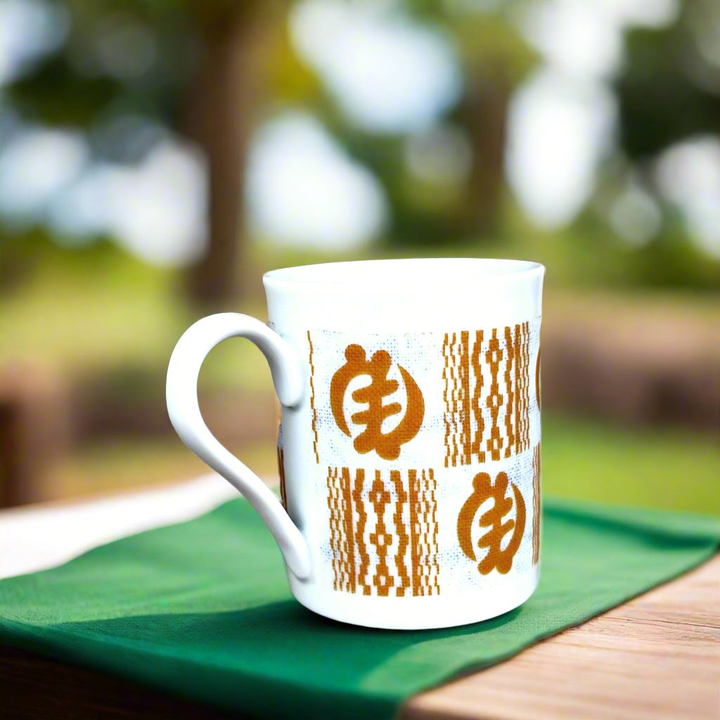 Mug en porcelaine fine Française fabriqué à la demande, motif de Côtes d'Ivoire, extérieur "Adinkra doré"