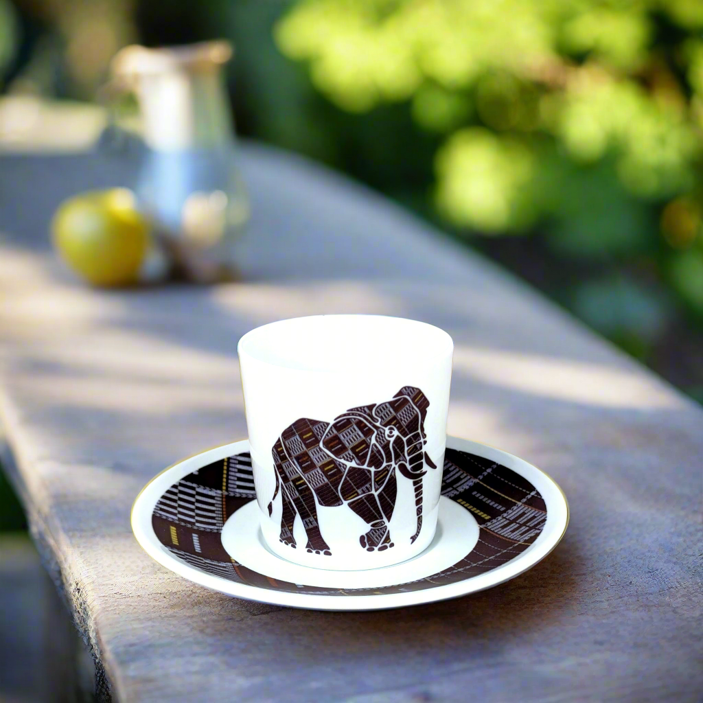 Tasse à Café en porcelaine fine Française fabriquée à la demande avec soucoupe motif animaux : Elephant de Côté d'Ivoire "Sénoufo noir"
