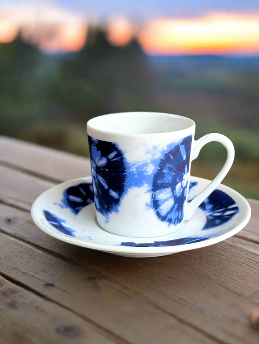 Tasse à Café en porcelaine fine Française fabriquées à la demande avec soucoupe motif Ethnique d'Afrique "Indigo inversé"