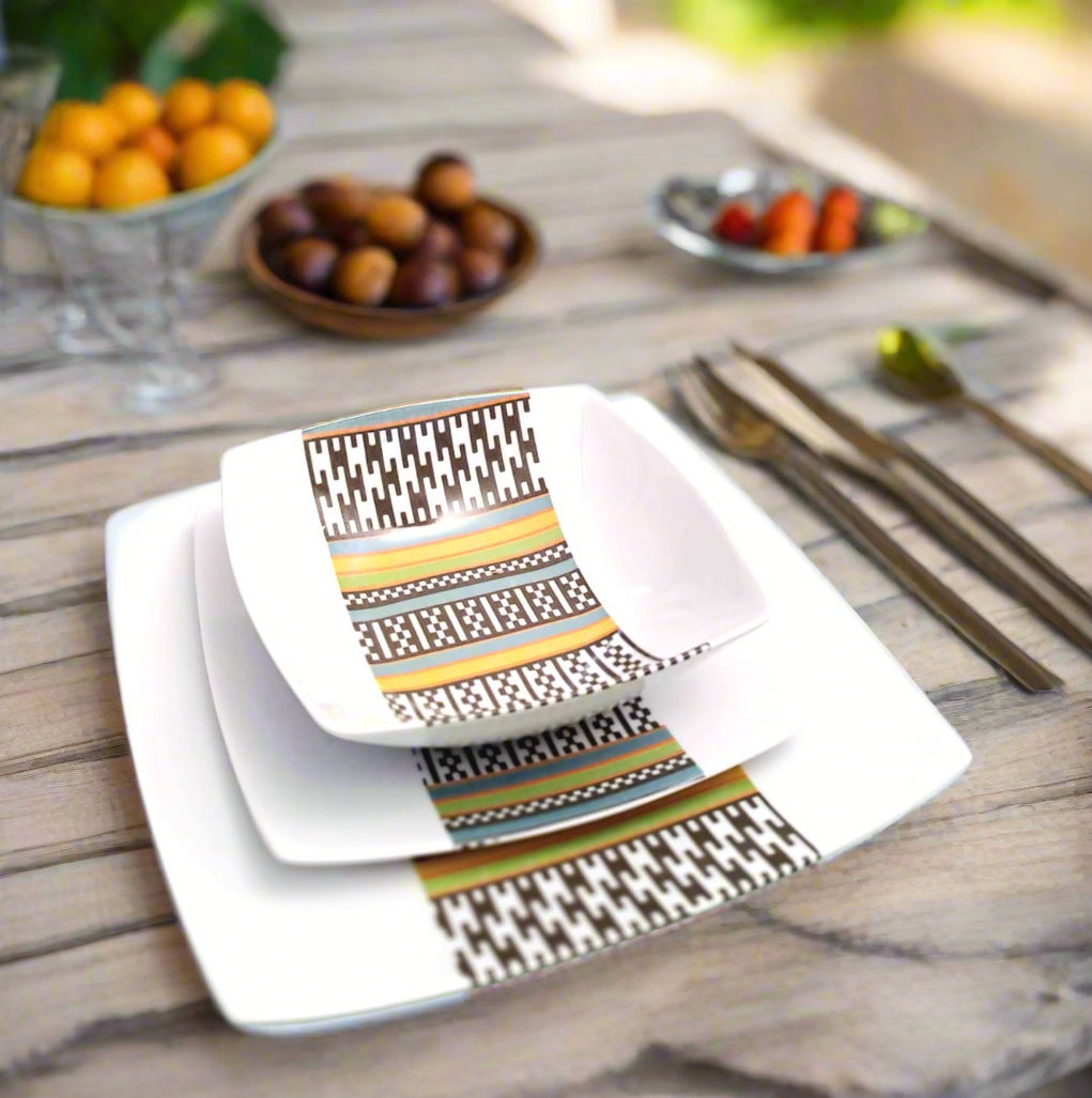 Coffret d'assiettes carrées en porcelaine fine Française fabriquées à la demande avec motif bande ethnique d'Afrique "Kounta" ou "Kanta" du Niger, présenté dans un coffret de 6 assiettes