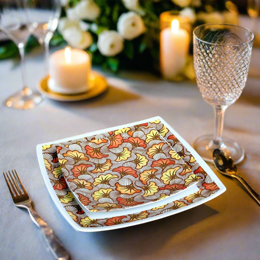 Coffret d'assiettes en porcelaine fine Française fabriquées à la demande avec motif anneau combiné WAX d'afrique "Fleurs de Mariage" ocre dans coffrets de 12