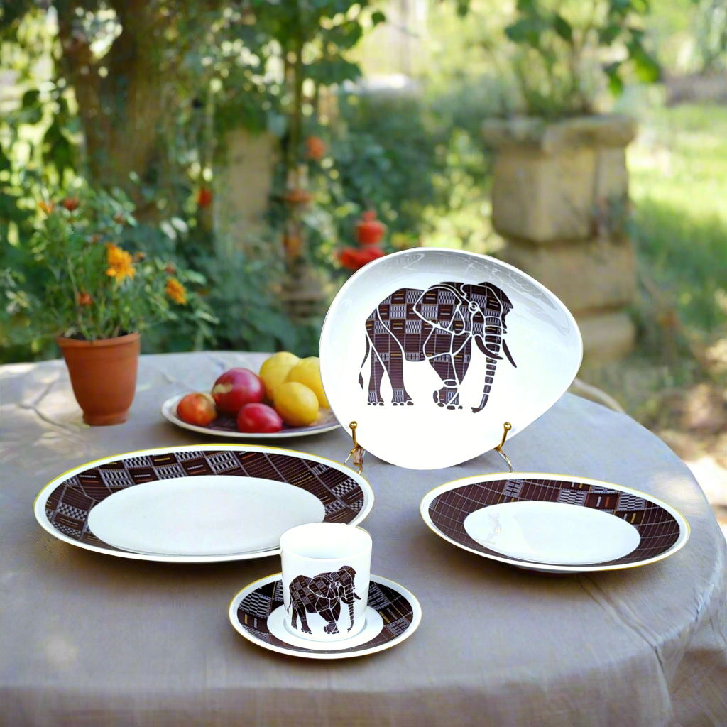 Coffret d'assiettes rondes en porcelaine fine Française fabriquées à la demande avec motif anneaux larges Ethnique de Côté d'Ivoire "Sénoufo noir" dans coffret de 6
