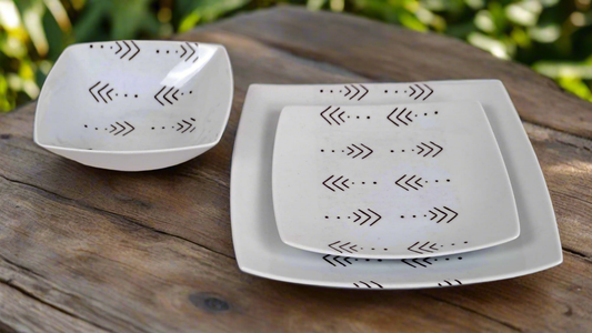 Coffret d'assiettes carrées en porcelaine fine Française fabriquées à la demande avec motif bande ethnique d'Afrique "#kente ou Kita" 3 du Ghana et Togo, présenté dans un coffret de 6 assiettes.