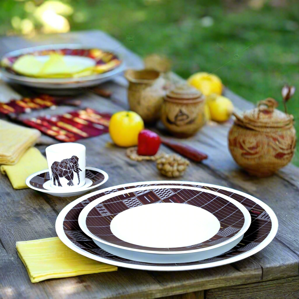 Coffret d'assiettes rondes en porcelaine fine Française fabriquées à la demande avec motif anneaux larges Ethnique de Côté d'Ivoire "Sénoufo noir" dans coffret de 6