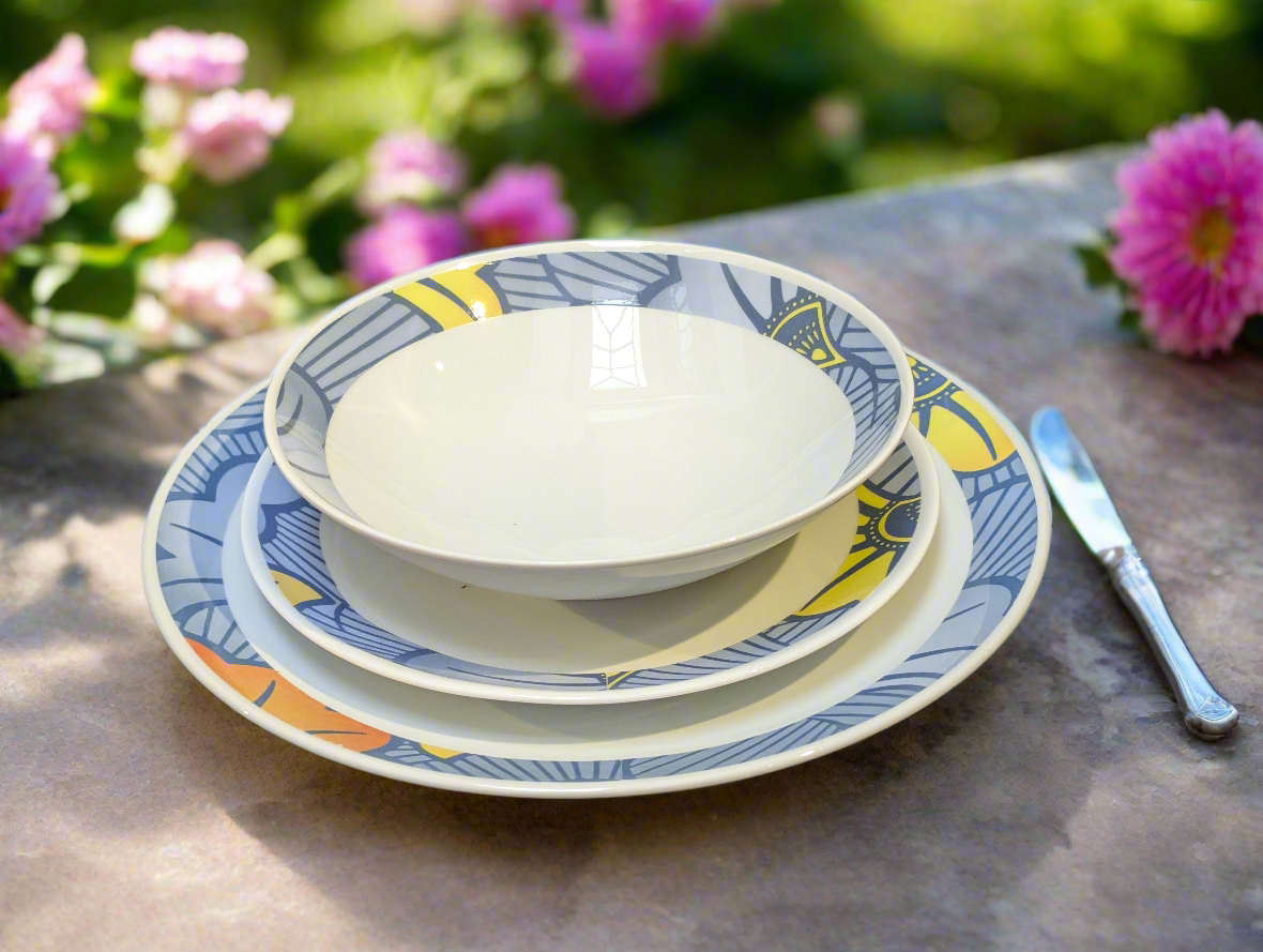 Coffret d'assiettes en porcelaine Française fabriquées à la demande avec motif anneaux fins wax d'Afrique "Fleurs de Mariage" dans coffret de 6